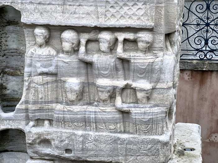 Hippodrome-base-de-l'Obelisque-de-Theodose-(bas-reiefs-byzantins-du-4e.-s).