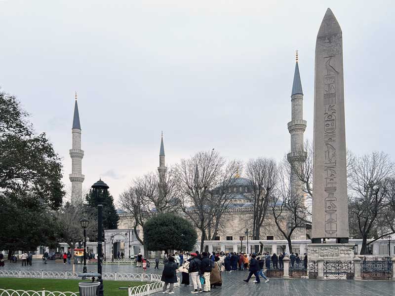 Hippodrome : les minarets de Sultanahmet Camii
                    et l'Obélisque au crépuscule