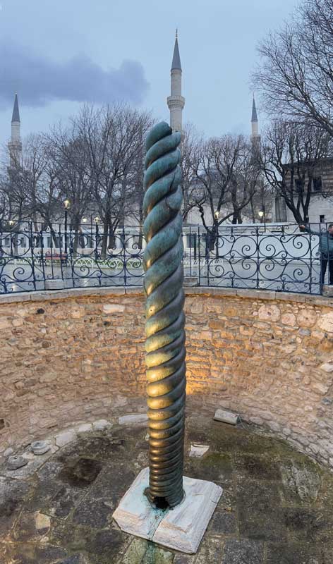 Istanbul colonne serpentine en bronze de
                    l'Hippodrome (5e s. av.J-C)