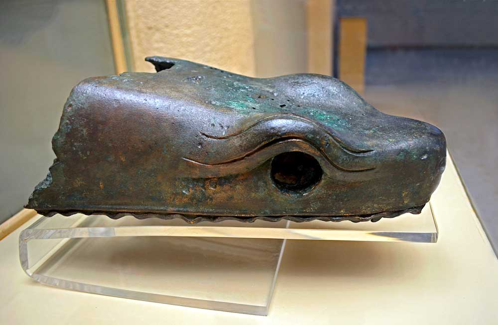 Mâchoire supérieure d'une des têtes de serpent
                  placées en haut de la Colonne Serpentine de
                  l'Hippodrome (bronze, Delphes 5e-s.- av. J-C) - Musée
                  Archéologique d'Istanbul