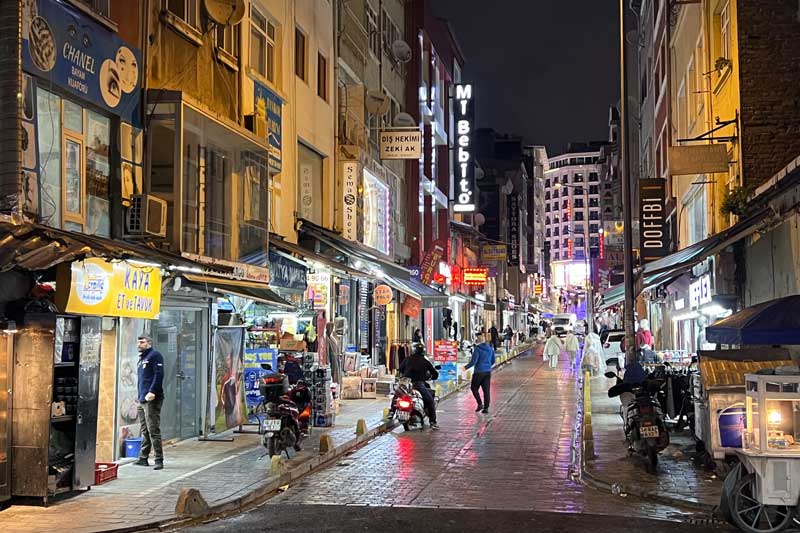 Istanbul-rue-commercante-pres-de-l'aire-de-camping