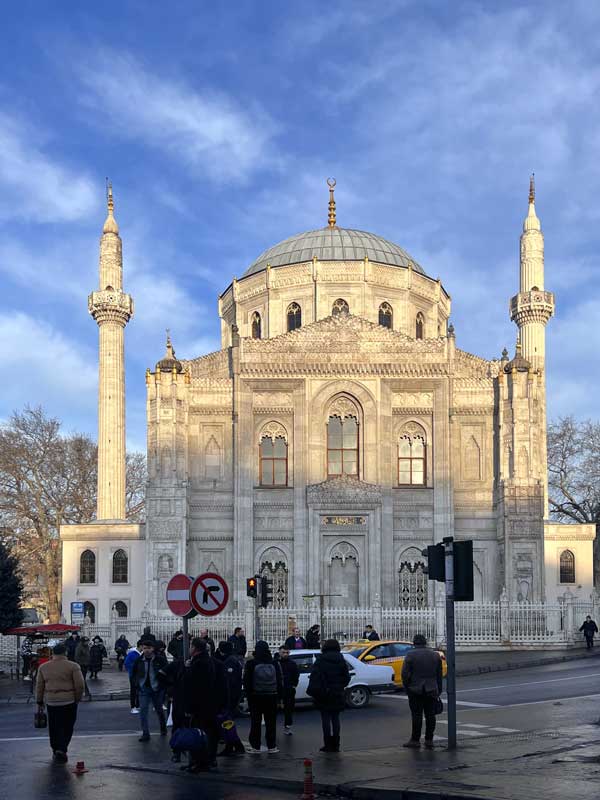 Mosquee-de-la-Sultane-Pertevniyal-Valide-facade-sur-Ataturk-Bv