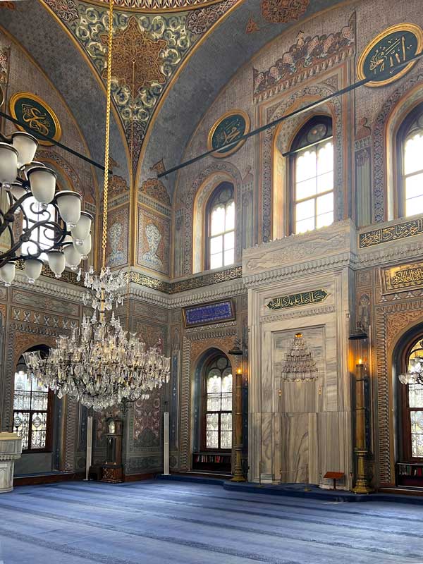 Istanbul Mosquée de la Sultane Pertevniyal
                        Valide mur de la qibla et mirhab