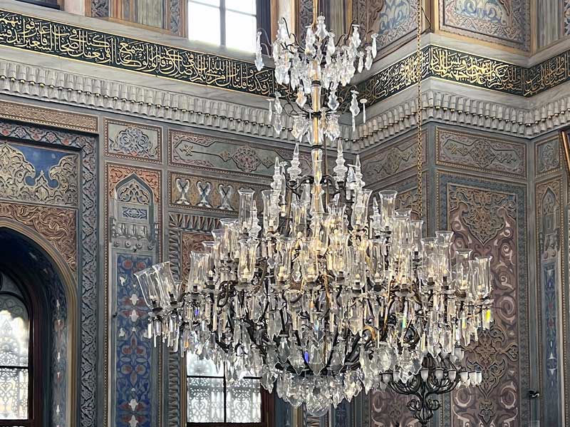 Mosquée de la Sultane Pertevniyal Valide
                          : le grand lustre