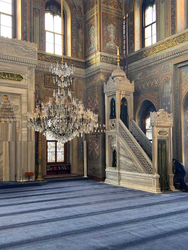 Mosquée de la Sultane Pertevniyal Valide
                        lustre et minbar