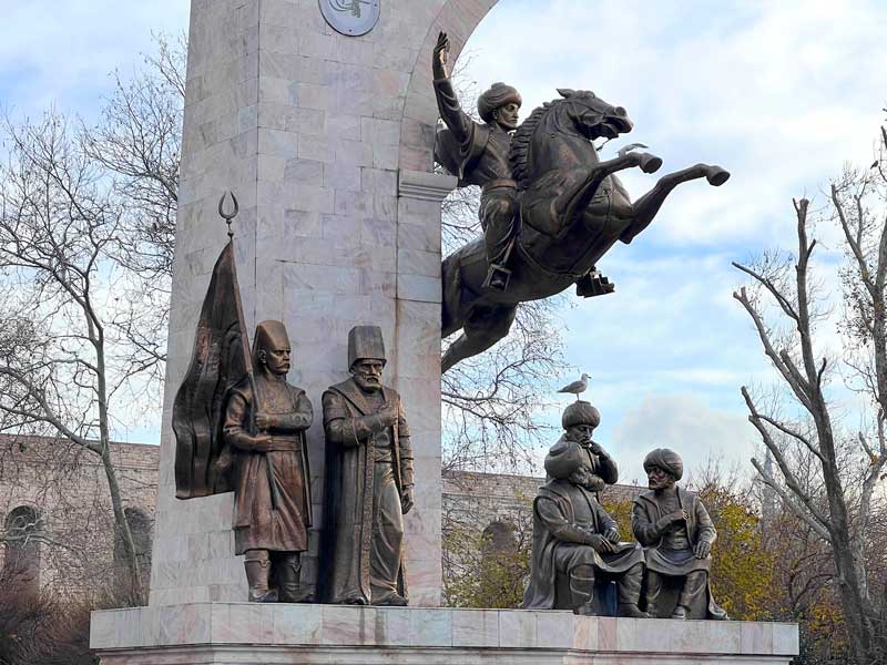 -Istanbul-Anit-Parki : statue équestre de
                        Mehmet II le Conquérant (XVe).