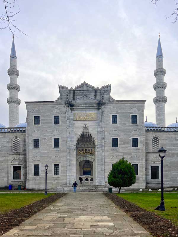 Süleymaniye Camii entrée de la cour de la
                        mosquée