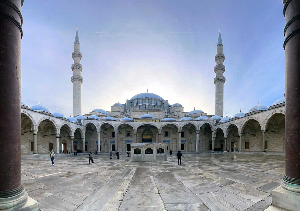 Suleymaniye-Camii-la-grande-cour-des-ablutions-et-le-sharvidan.jpg