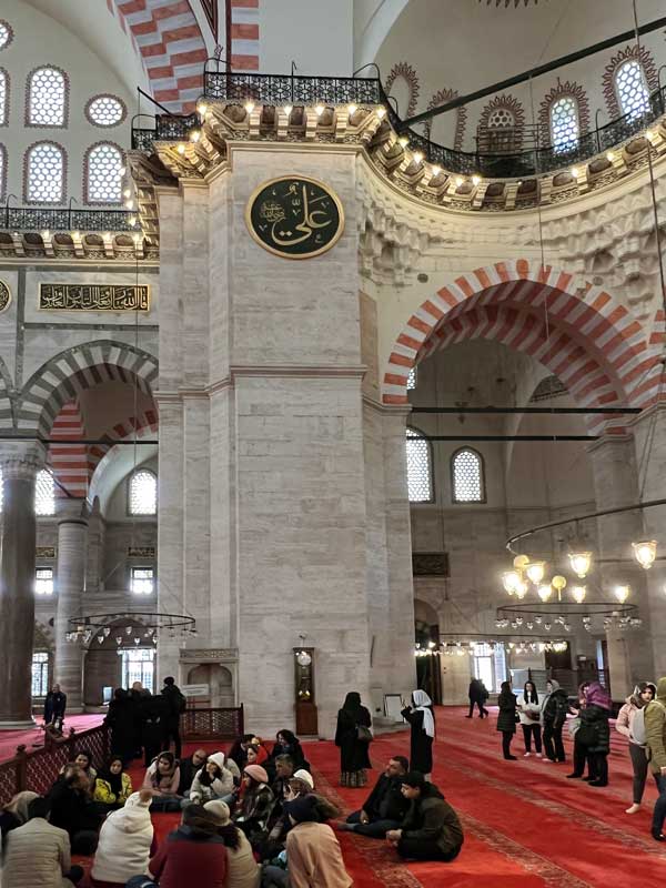 Suleymaniye Camii : prêche sous le pilier