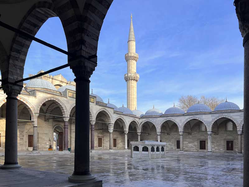 Suleymaniye-Camii-la-cour-cote-nord.