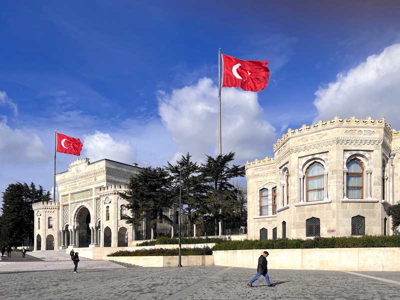 Place Beyazit : pavillons d'entrée de
                        l'Université