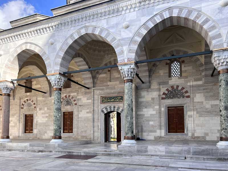 Beyazit-Camii (1505) : galeries dans la
                        cour