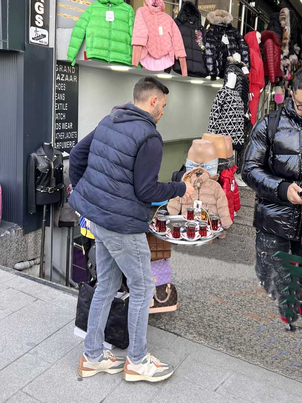 Istanbul : livreur de çai (thé)