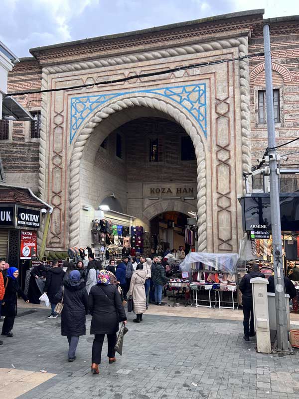 Bursa-porte-du-Han-sur-la-rue