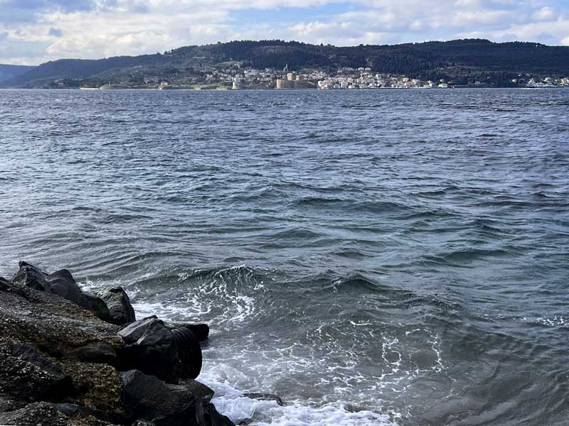 Depuis Çanakkale, Kilitbahir de l'autre côté du
                  détroit des Dardanelles en Europe