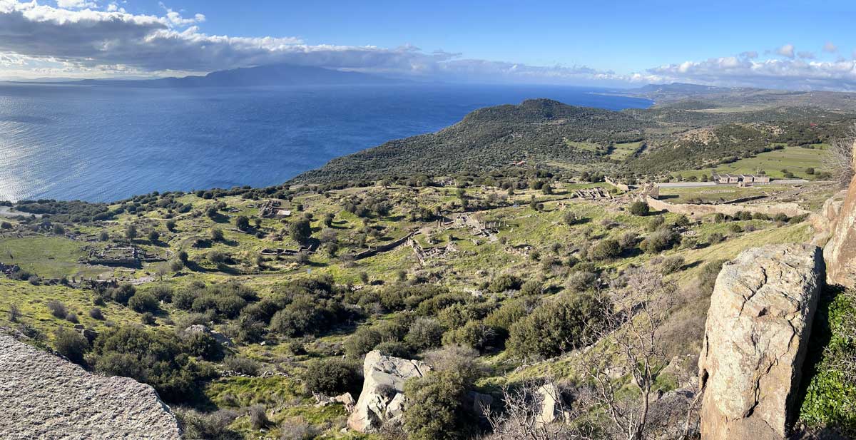 La
            côte et Lesbos depuis l'acropole d'Assos