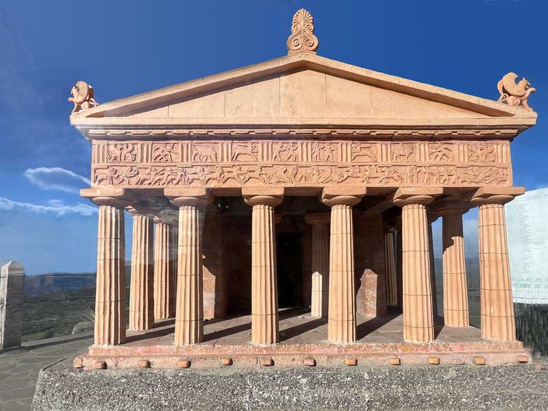 maquette-en-terrra-cotta-du-temple-d'Athena-facade