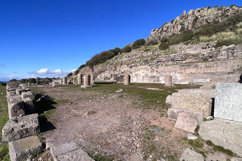 Assos : restes de
          la stoa nord sur l'agora