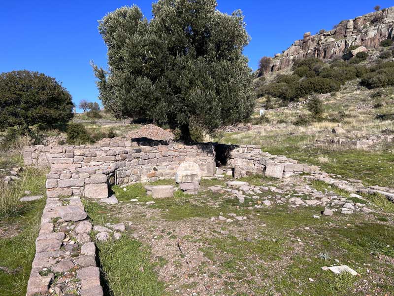 Assos : église et la salle absidale