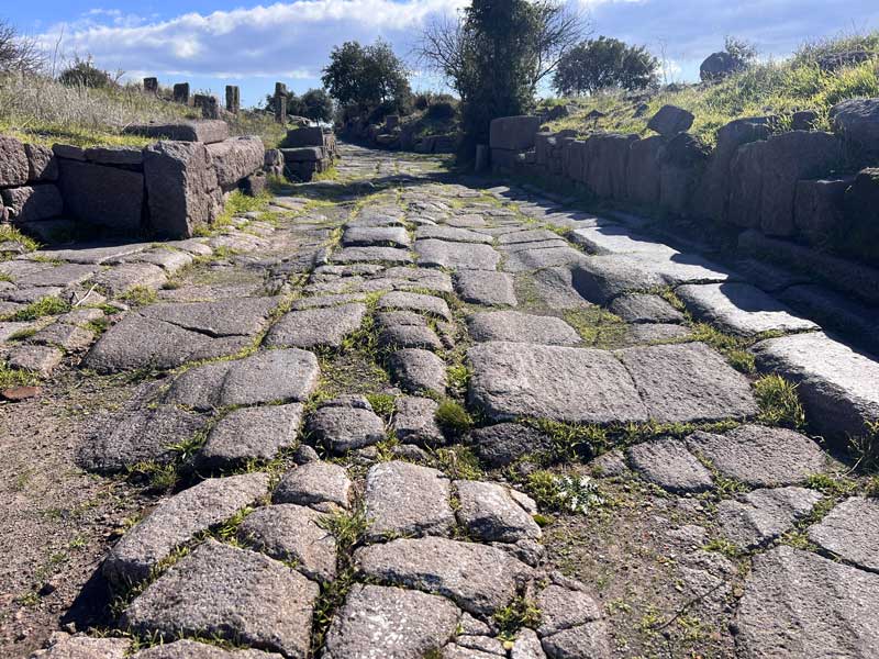 Assos :
                  voie dallée vers la porte ouest