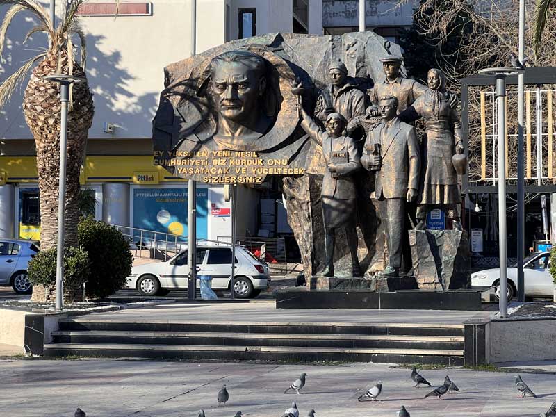 Atinoluk-place-Cumhuriyet-Meydani-monument-a-Ataturk.