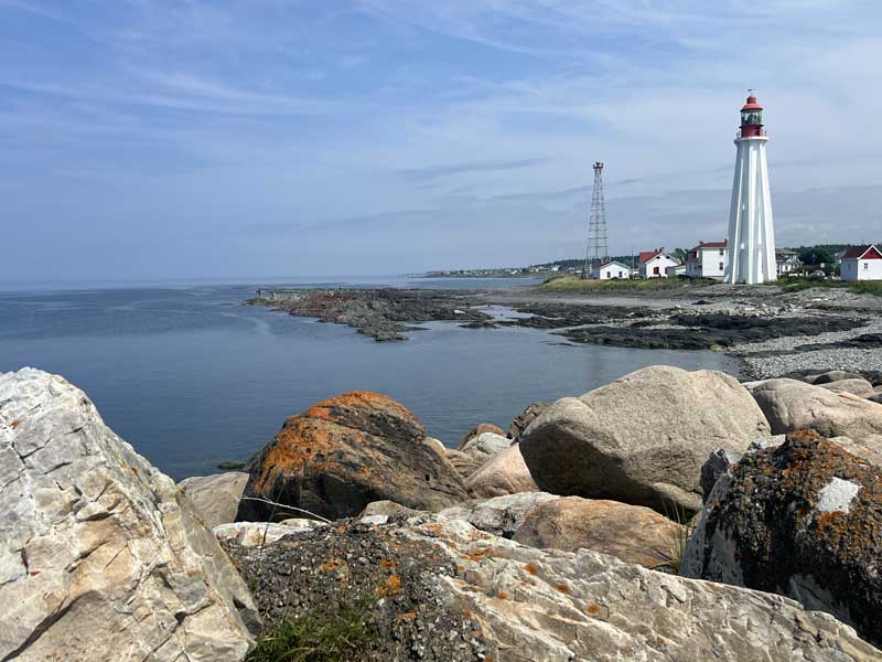 Pointe-au Père : le phare et les rochers