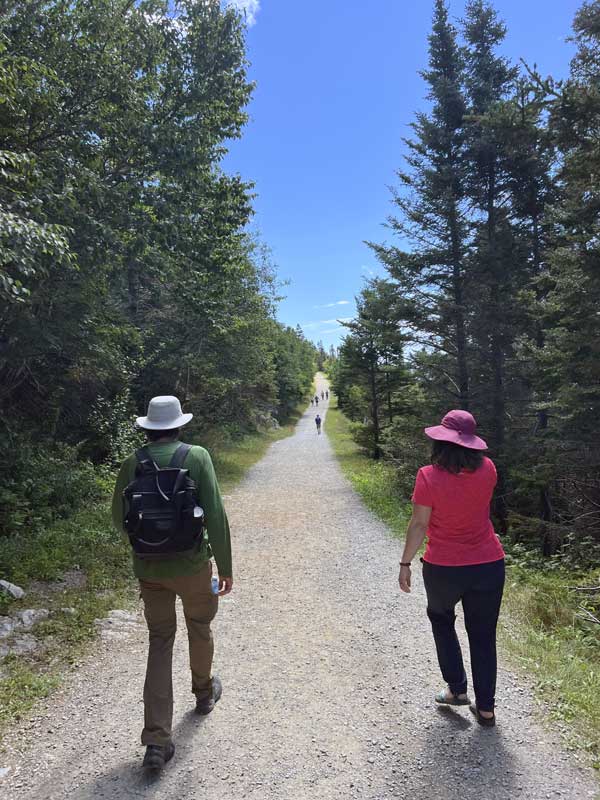 Parc-du-Forillon-sentier-Les-Graves-jusqu'au-phare-du-Cap-Gaspé