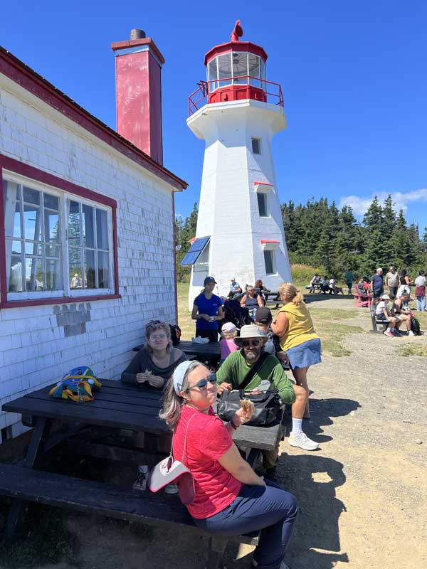 Parc du Forillon : casse-croute au pied du phare
                  du Cap Gaspe