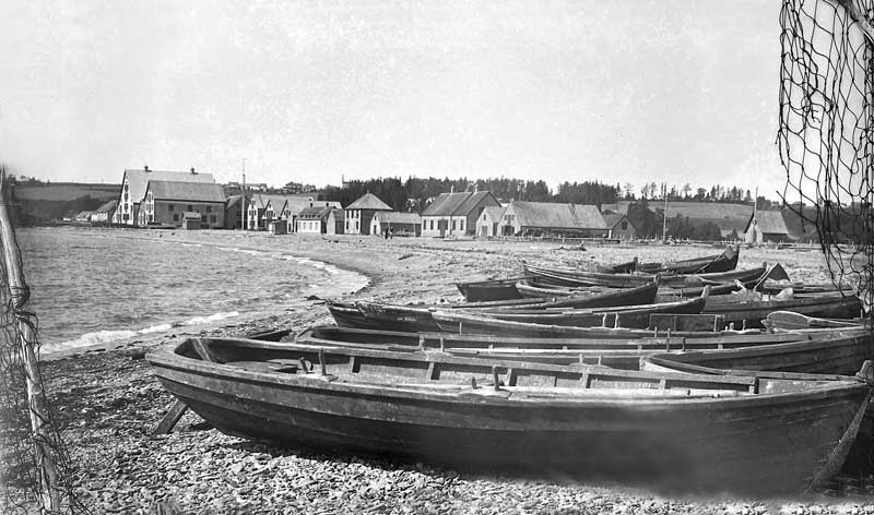 Paspebiac-barques-sur-la-greve