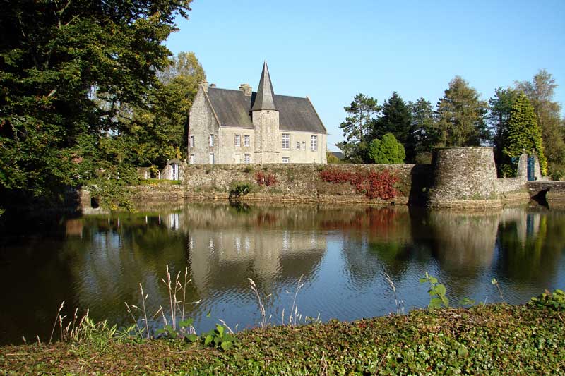 Restauré, le château de Joué-du-Bois (XVIèeme) en
                  2008