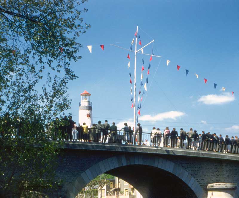 Pentecôte 1956 : le pont portant phare et semaphore