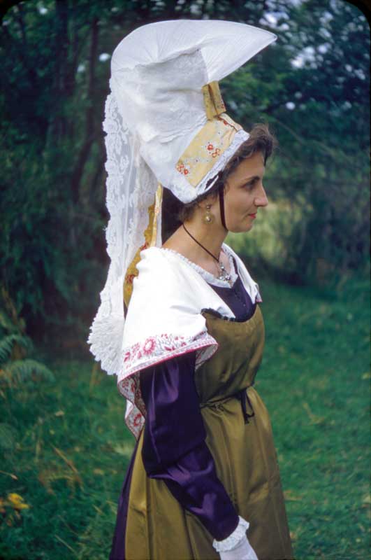 Pardon de Saint-Roch 1957 : Anne-Marie portant la
              coiffe du Bô