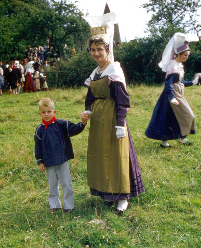 Pardon de Saint-Roch 1957 : mère et fils en costume